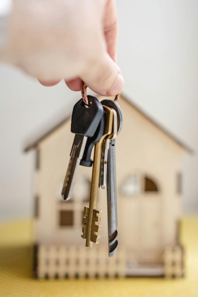 Clé devant une maison en bois